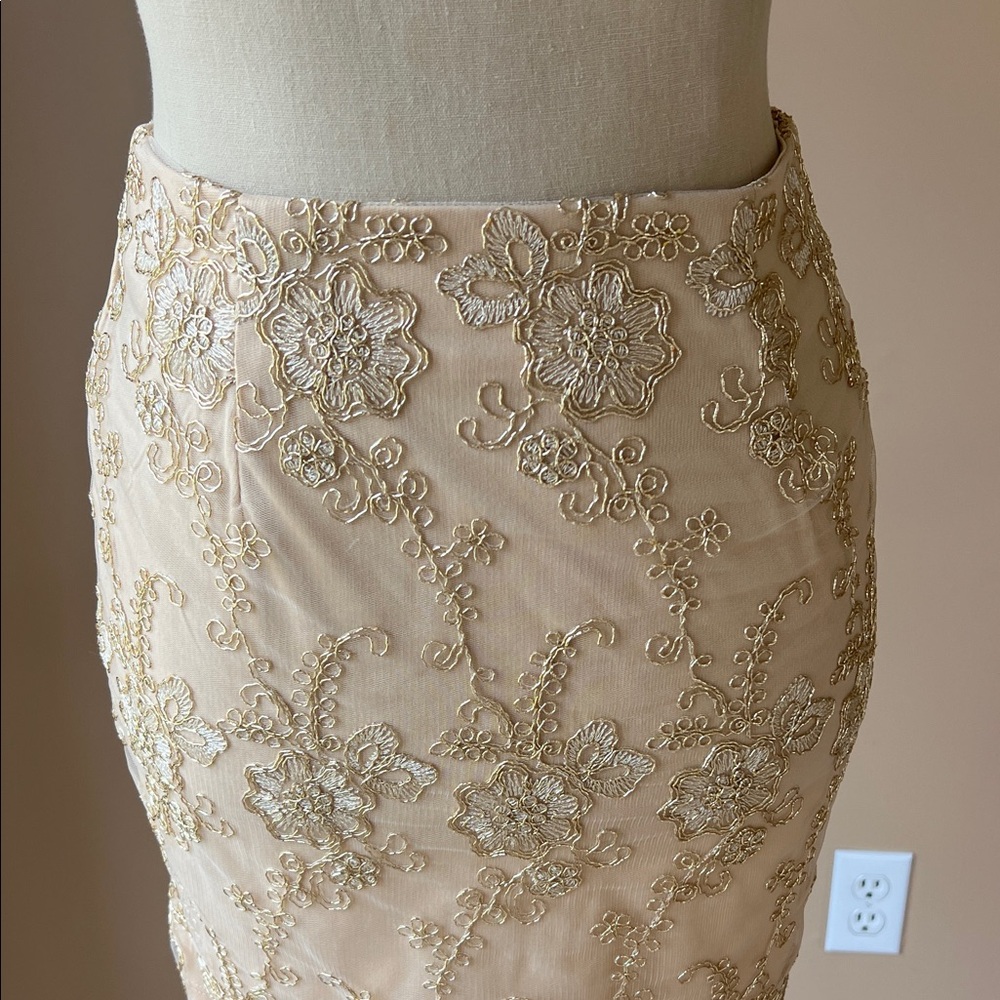 Romeo & Juliet Couture Gold Mini Skirt, size small, champagne color, NWT - Picture 2 of 3